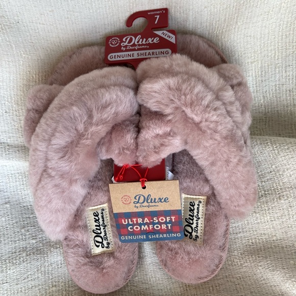 NWT. Dluxe by Dearfoam pink Genuine Shearling Criss Cross Top Slide On Slippers - Picture 3 of 11